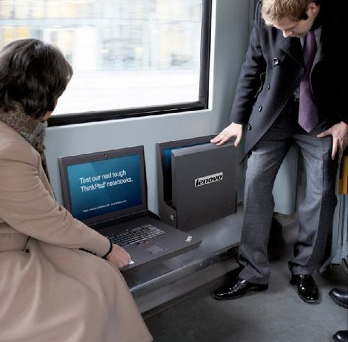 لپ تاپ لنوو به عنوان صندلی اتوبوس